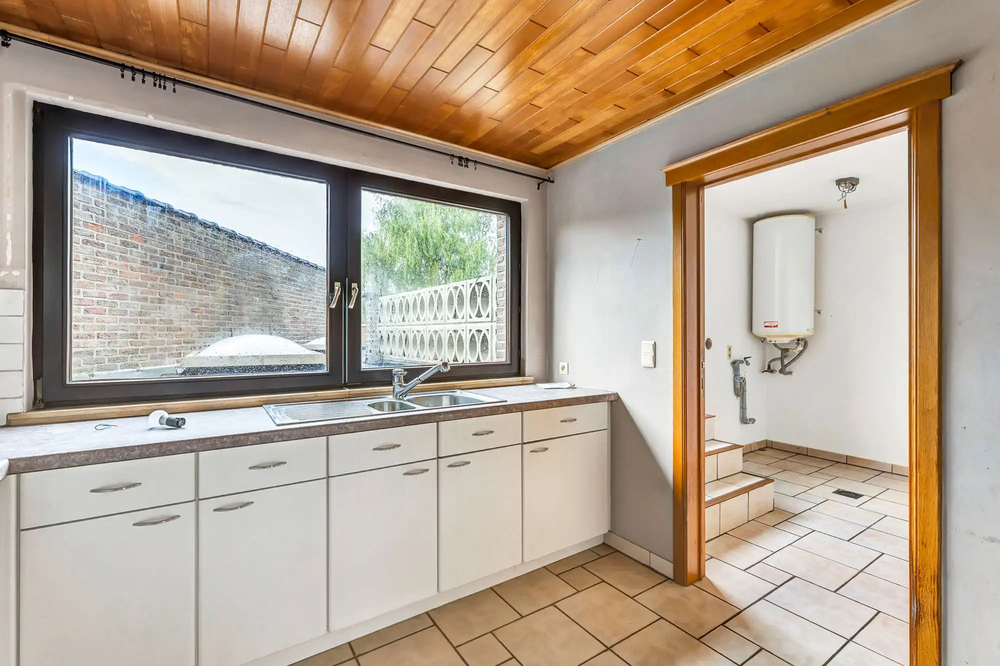 Handelswoning met ruime garage foto 9