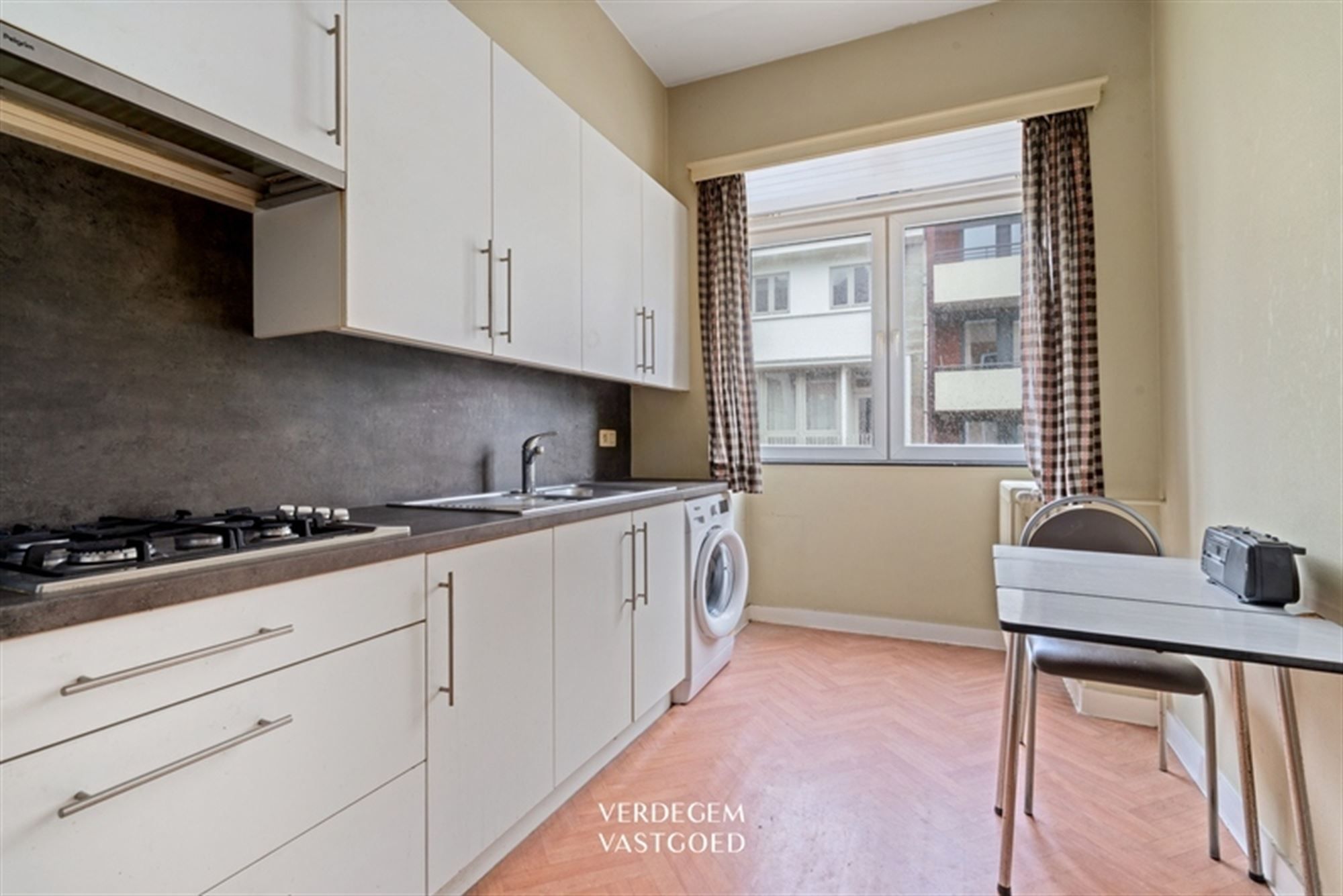 Unieke opbrengsteigendom met 4 entiteiten: handelsruimte, twee 1 slpk-appartementen en grote woning foto 8