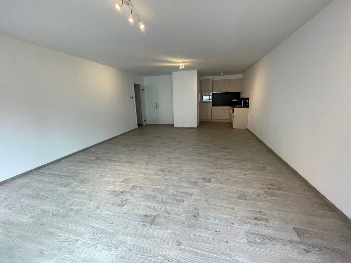 Mooi instapklaar appartement op het tweede verdiep met zicht op het pittoreske kerkplein. Midden in het commercieel centrum en op wandelafstand van de zee. foto 7