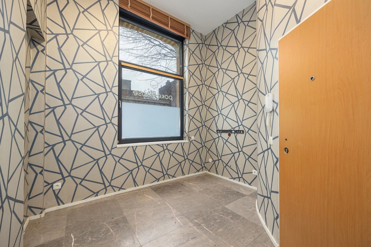 Handelsgelijkvloers te huur op uitstekende hoeklocatie foto 7