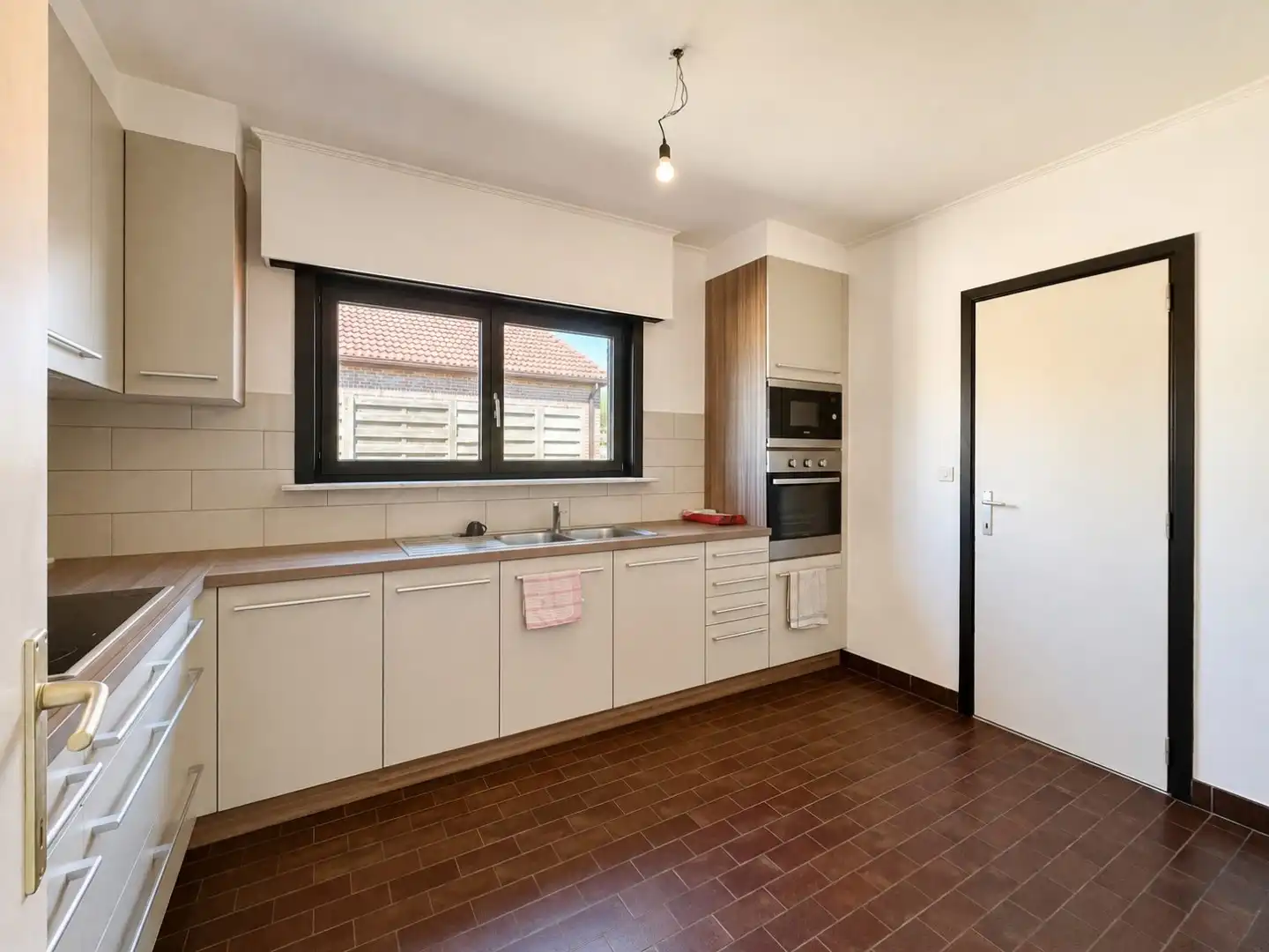 Goed onderhouden bungalow met 2 slaapkamers, bureau en garage in rustige woonwijk foto 8