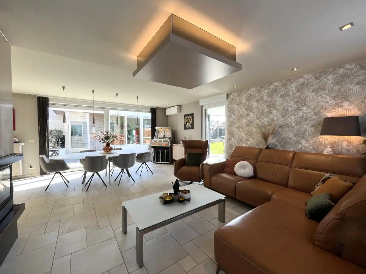 Dadizele – Ruime woning met loods van ca. 400 m², zwembad en bureelruimte foto 2