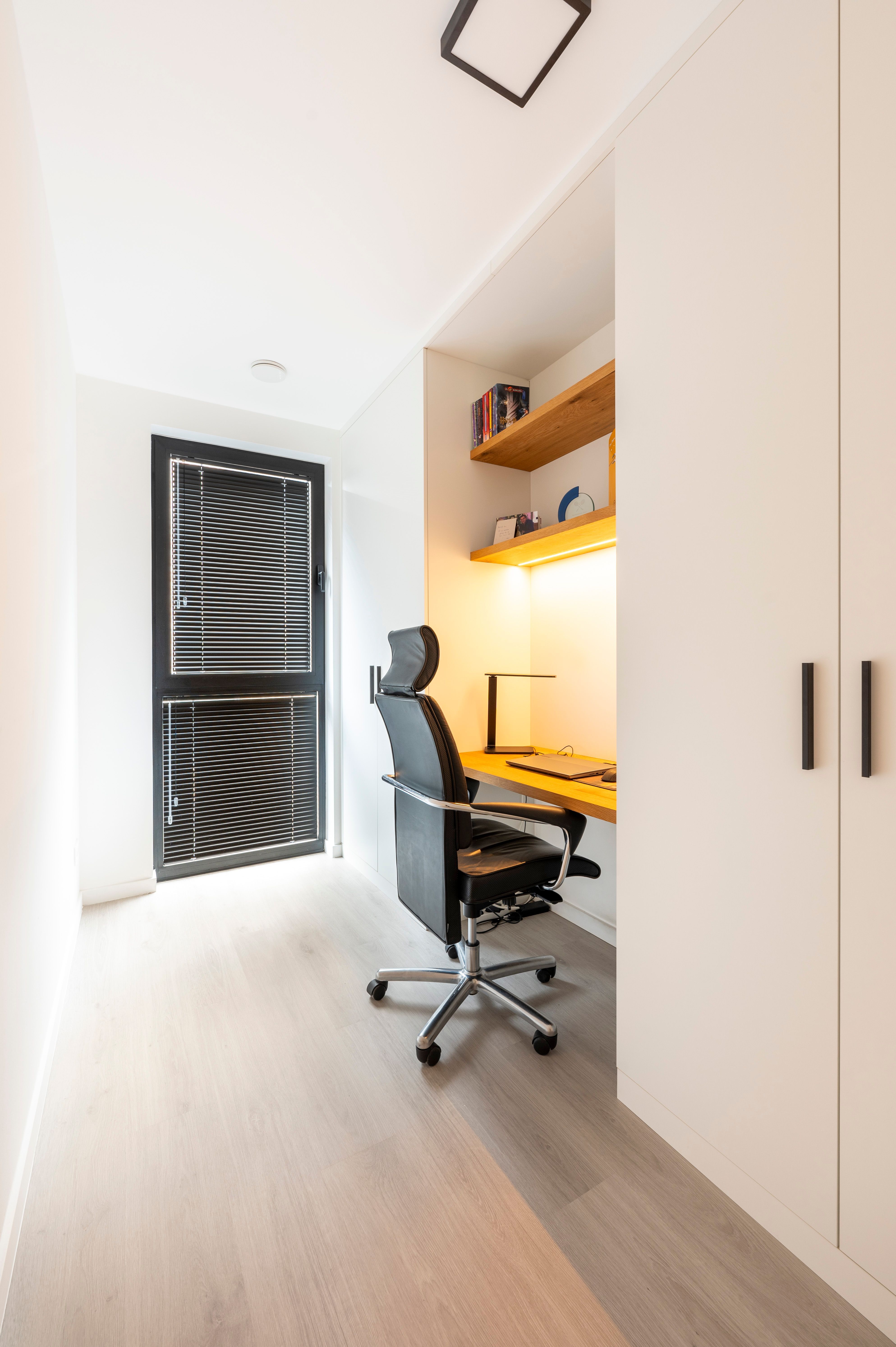 Instapklaar nieuwbouwappartement met 2 staanplaatsen en kelderberging in Brecht! foto 15
