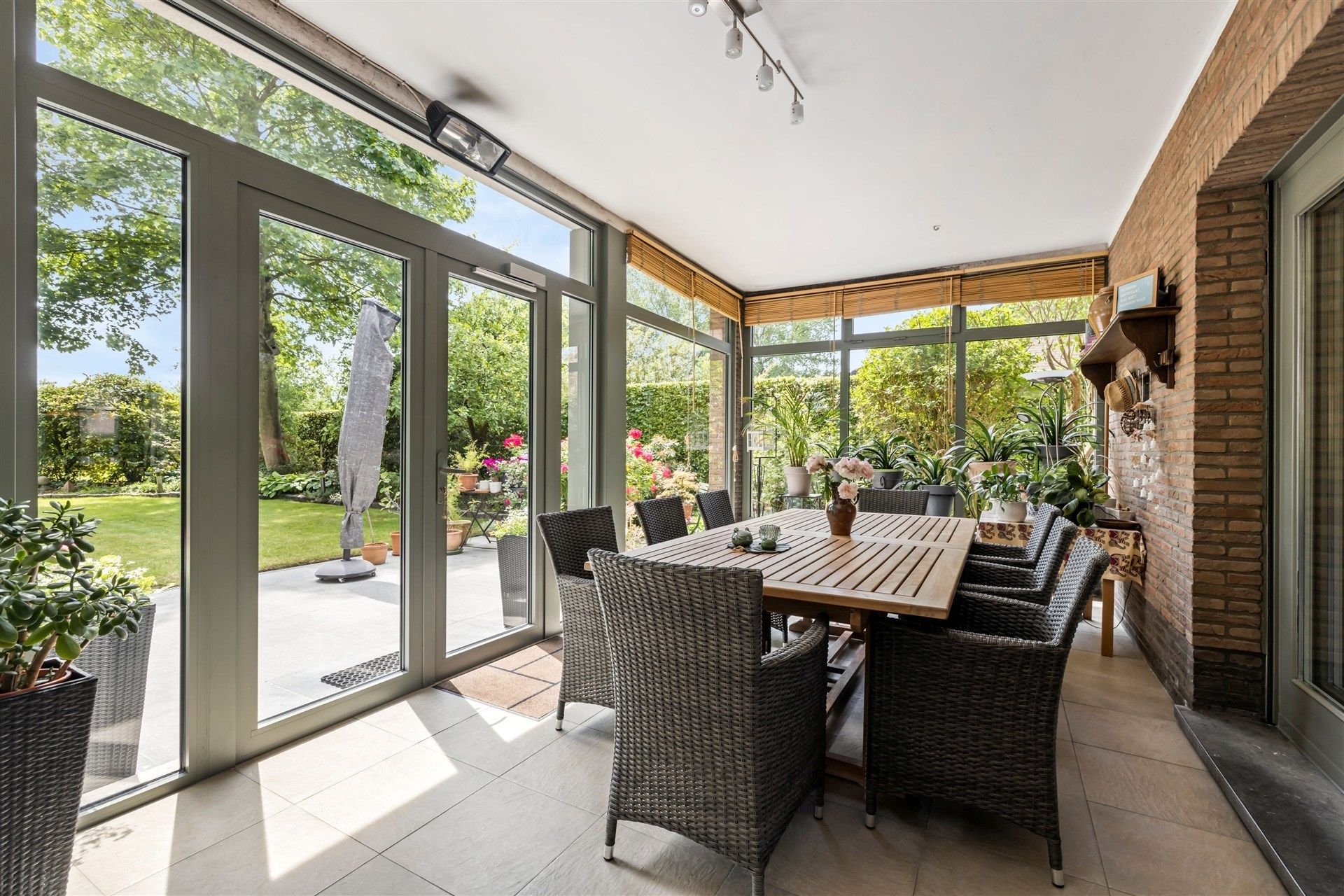 Ruim opgezette gezinswoning met 3 slaapkamers & mooi aangelegde tuin op een perceel van 1.016m² foto 9