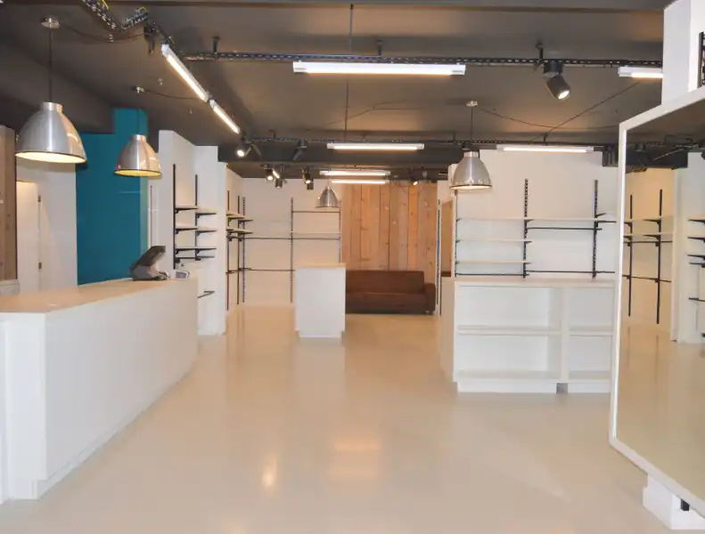 Commercieel pand op toplocatie met ruime parkeergelegenheid foto 6