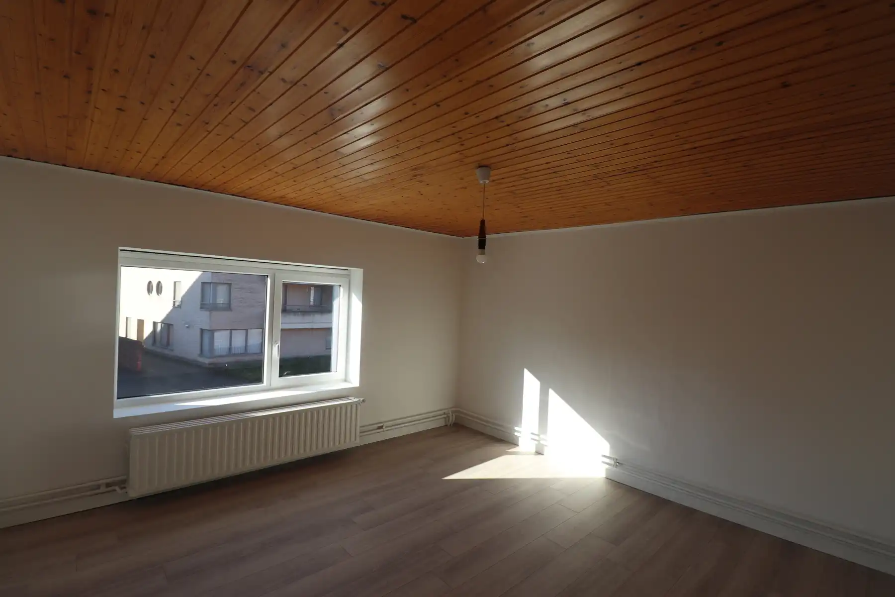 Ruime gezinswoning met terras en tuin foto 15