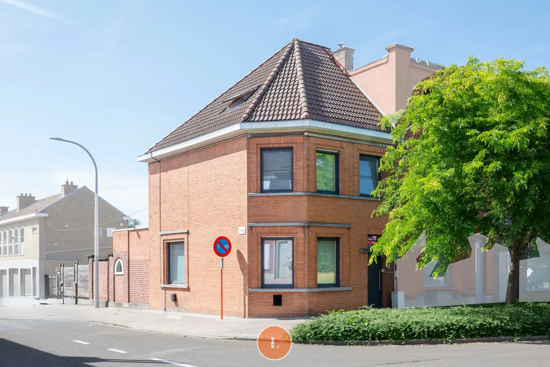Charmante hoekwoning met onderhoudsvriendelijke stadstuin op centrale ligging in Menen foto {{pictureIndex}}