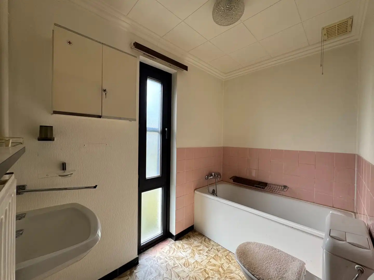 Te renoveren ruime gezinswoning met 5 slaapkamers op een rustige locatie te Heist. foto 15