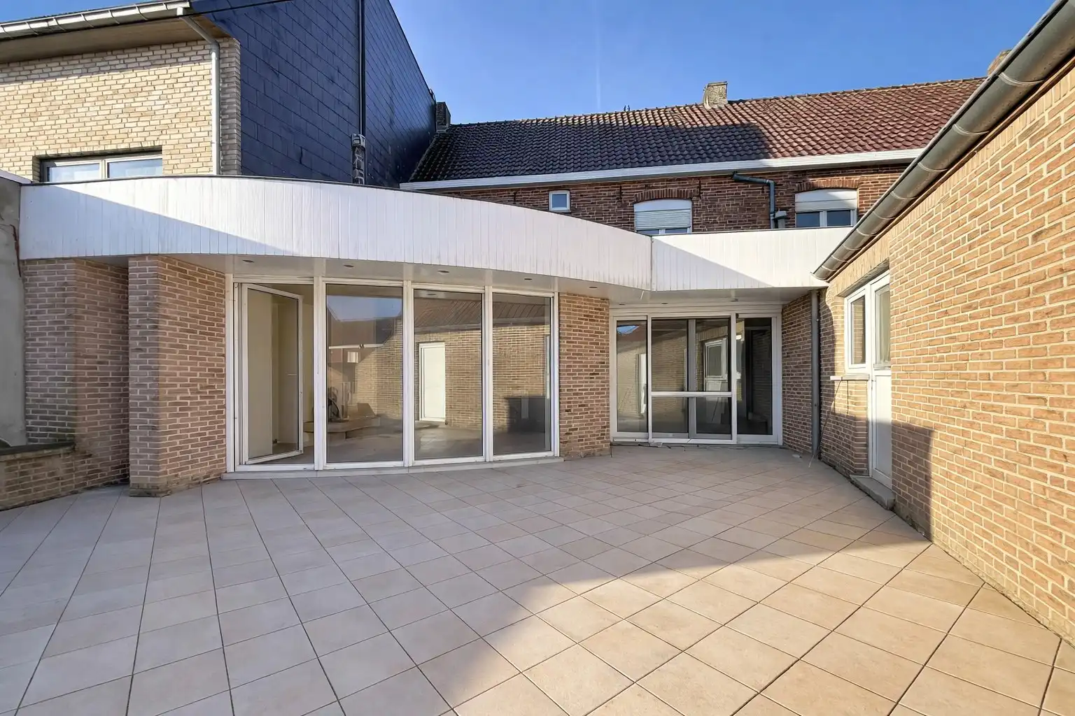 Ruime woonst met handels- of kantoorruimte te koop foto 2