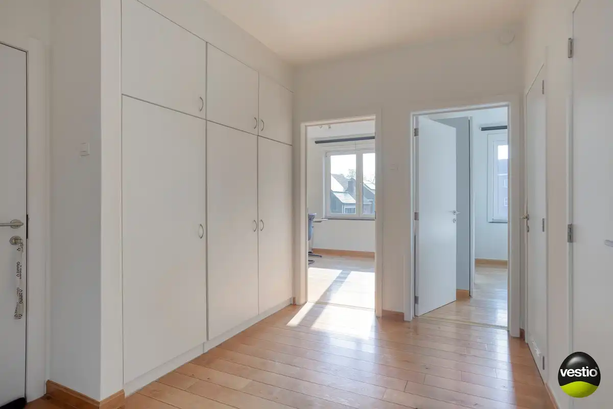 Centraal gelegen gerenoveerd 2-slaapkamerappartement met afsluitbare garagebox. foto 8