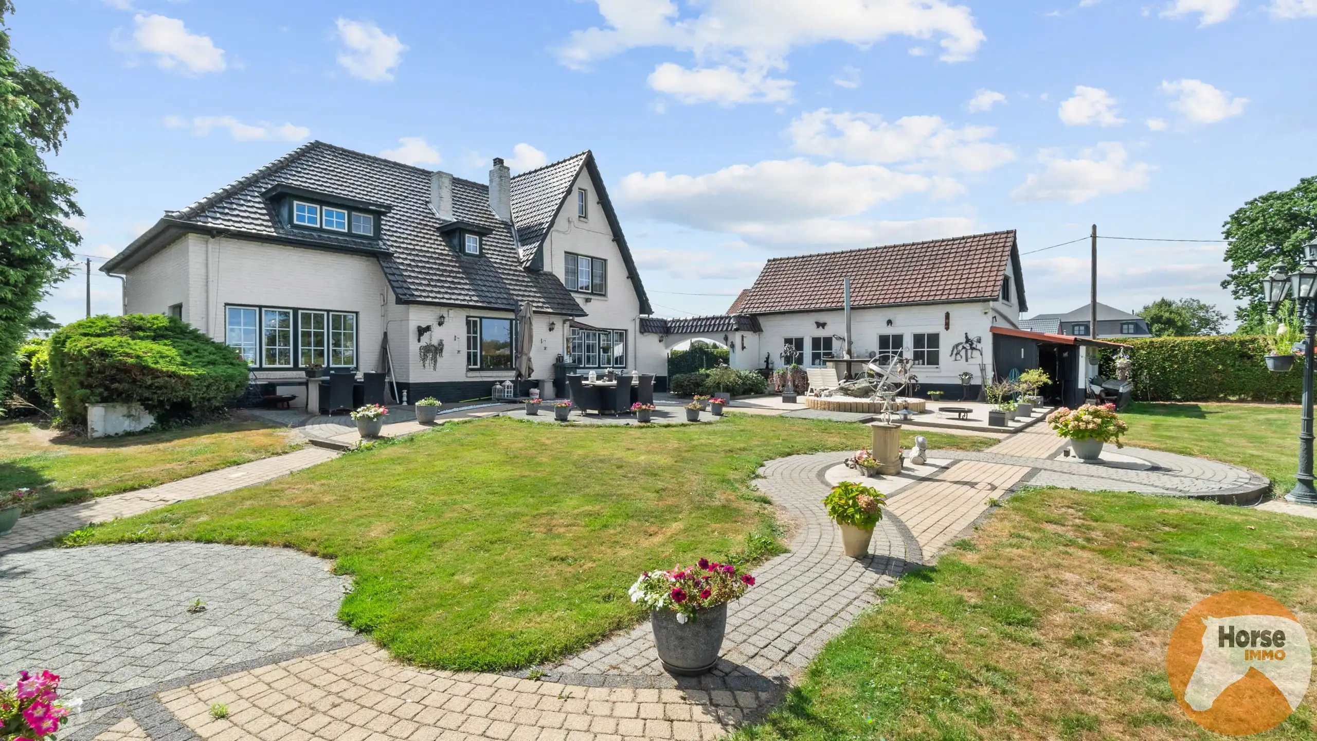 NEEROETEREN-Woning met accommodatie voor (semi)professioneel foto {{pictureIndex}}