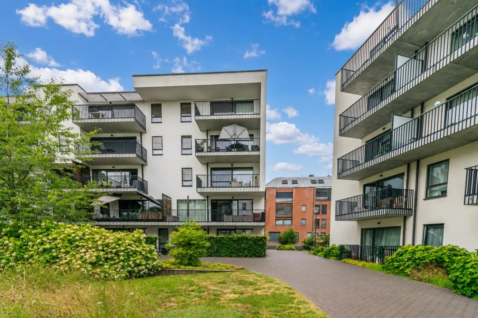 RECENT GELIJKVLOERS APP MET 2SLP, TERRAS & STAANPLAATS! foto 3