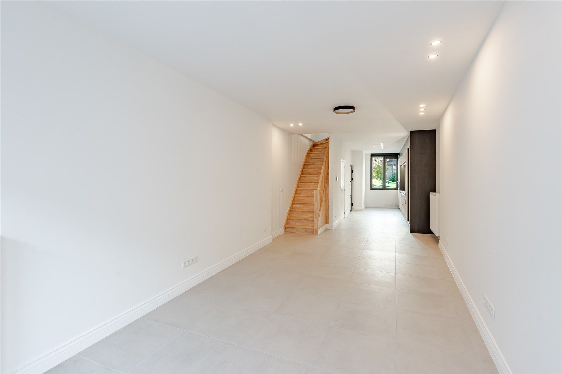 Top gerenoveerde woning met 3 slks en buitenruimte foto 5