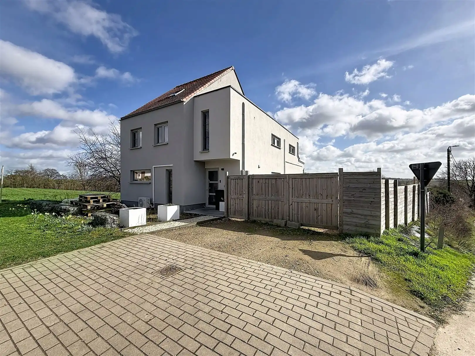 Gerenoveerde woning, 3 slpks, 2 bdks, opp 15a 80ca foto 2