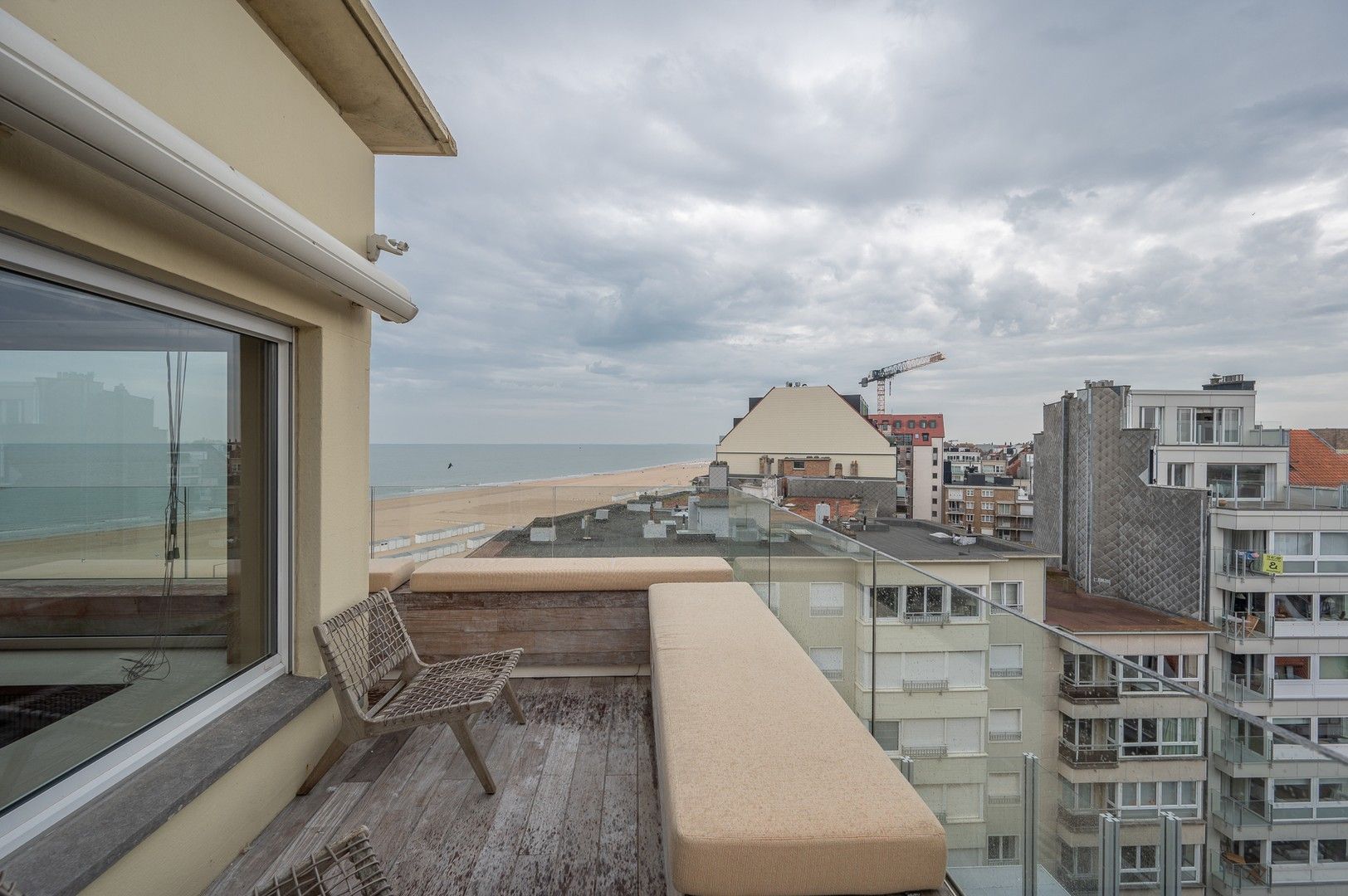 Prachtig hoekappartement met façade van 7m en terras met adembenemend zicht op de Zeedijk in Duinbergen foto 13