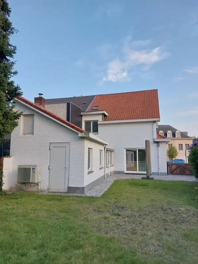 Ruime gerenoveerde woning met 3 slpks, gelegen op wandelafstand van het centrum !  foto 18