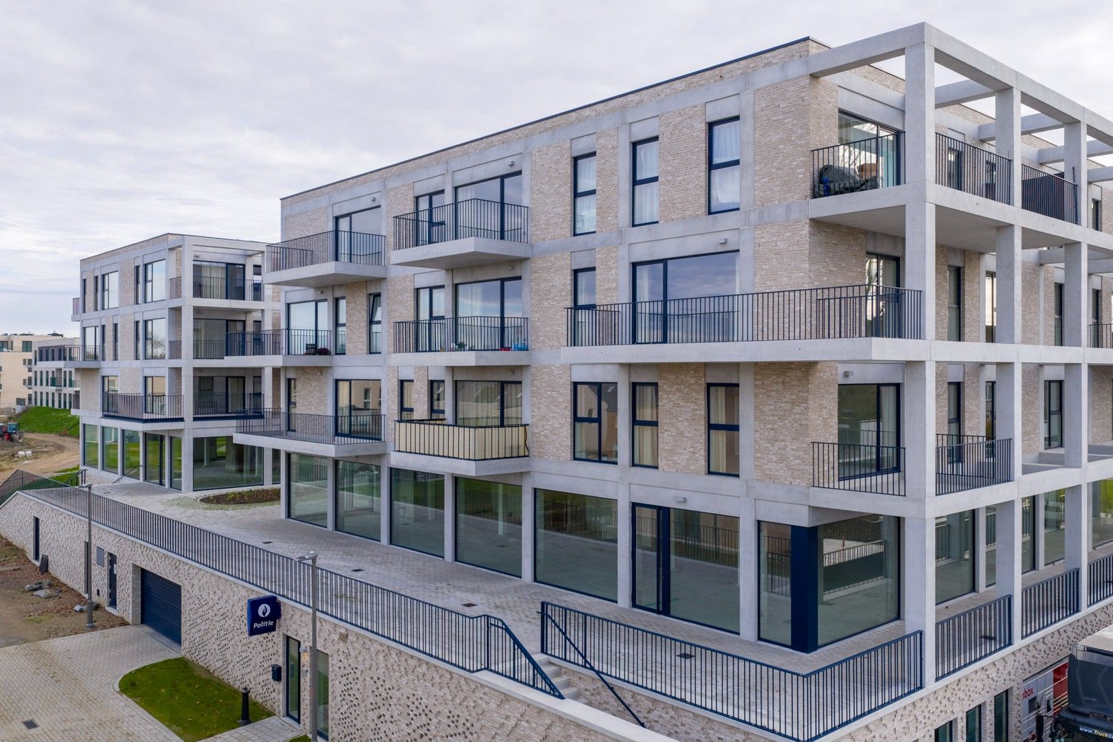 Nieuwbouw 1-slaapkamerappartement met bureau foto 20
