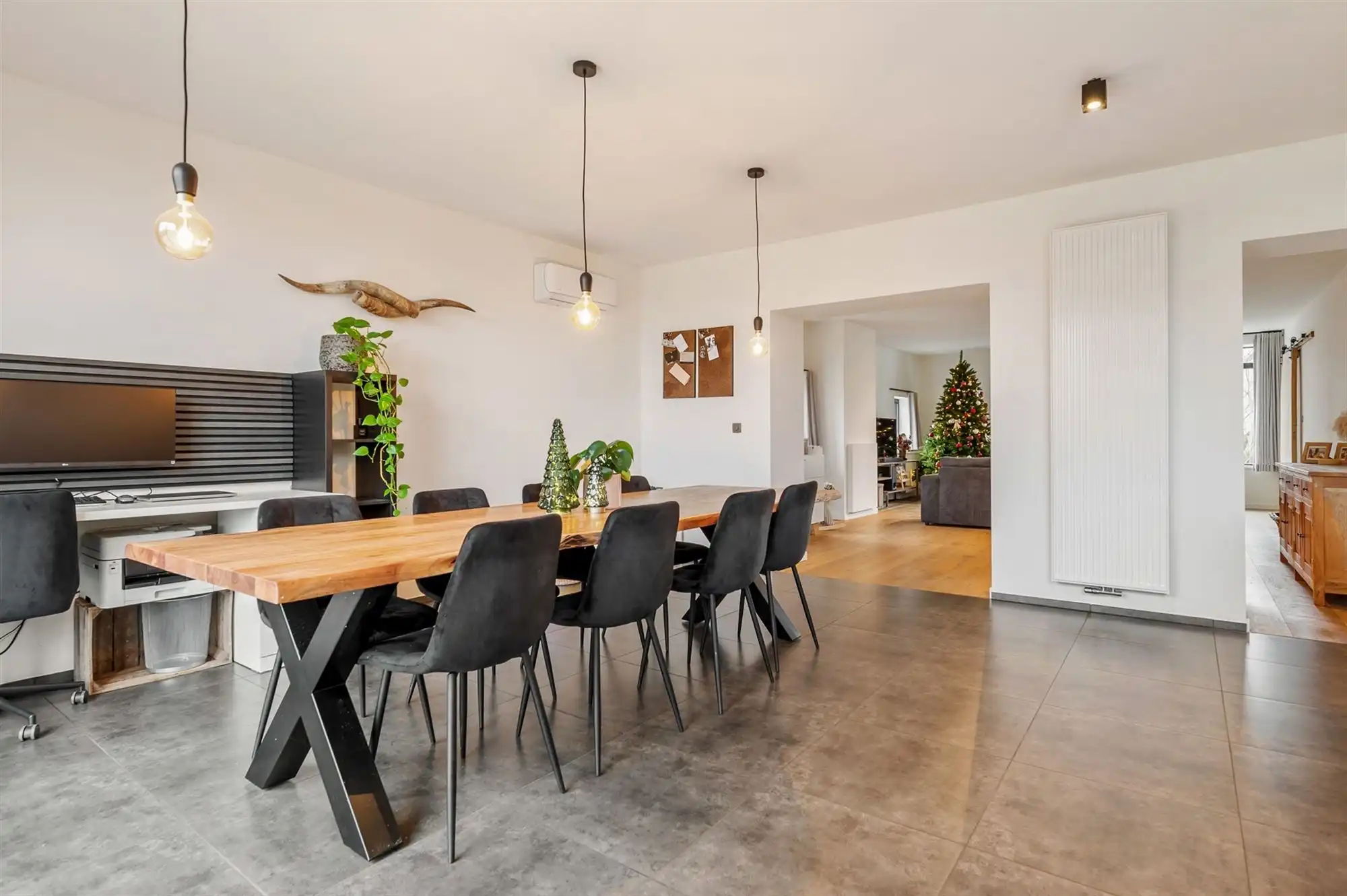 PRACHTIG GERENOVEERDE WONING MET RUIME GARAGE OP IDEALE LIGGING! foto 4