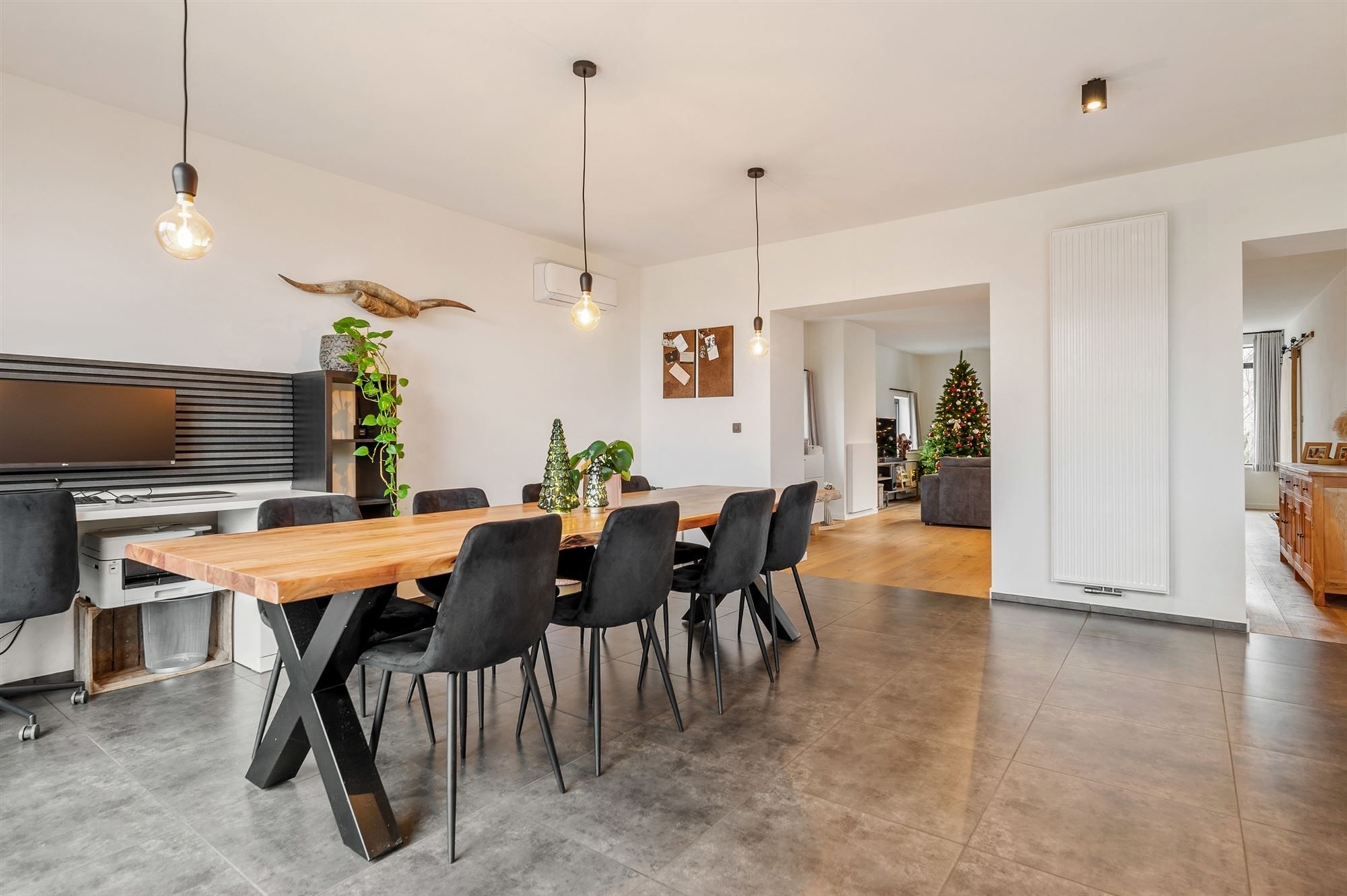 PRACHTIG GERENOVEERDE WONING MET RUIME GARAGE OP IDEALE LIGGING! foto 4