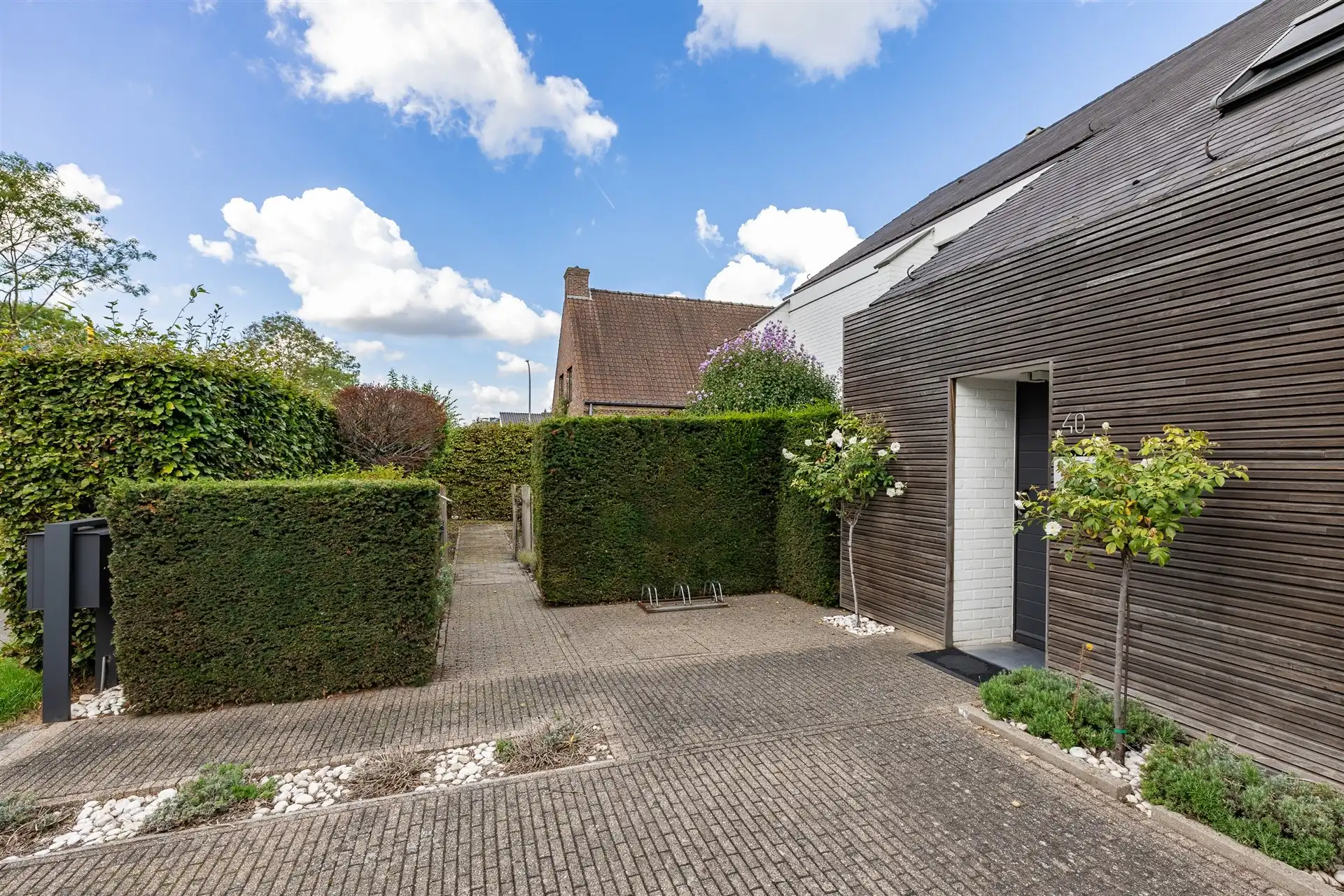 Riante woning met 4 slaapkamers , tuin en praktijk foto 8