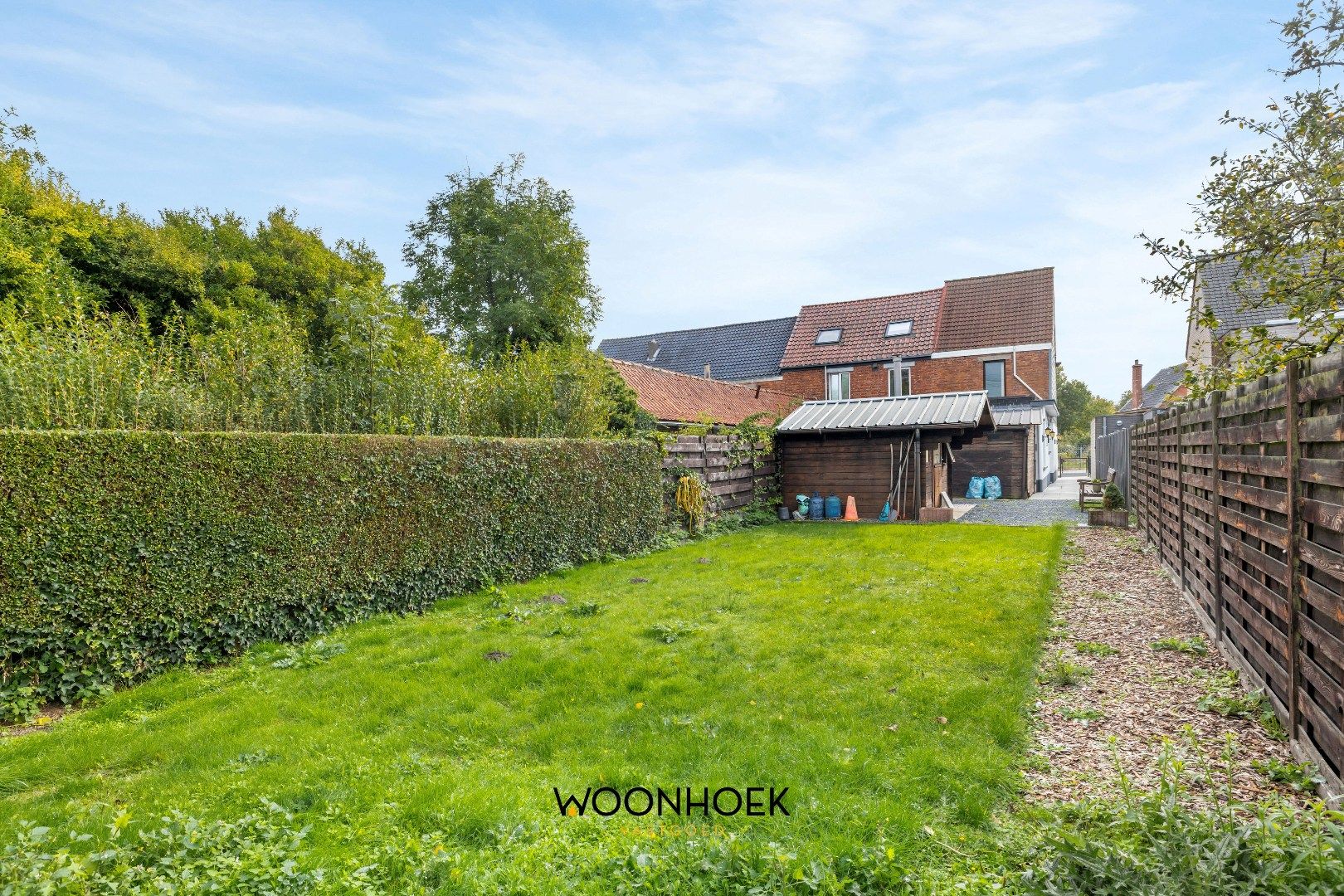 Halfopen bebouwing met 3 slaapkamers & zij-ingang.  foto 2