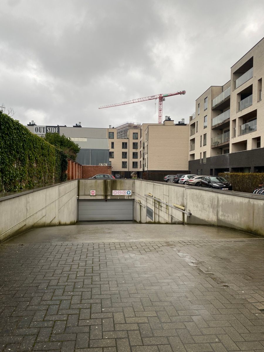 Grote autostaanplaats in recente ondergrondse garage te koop foto 9