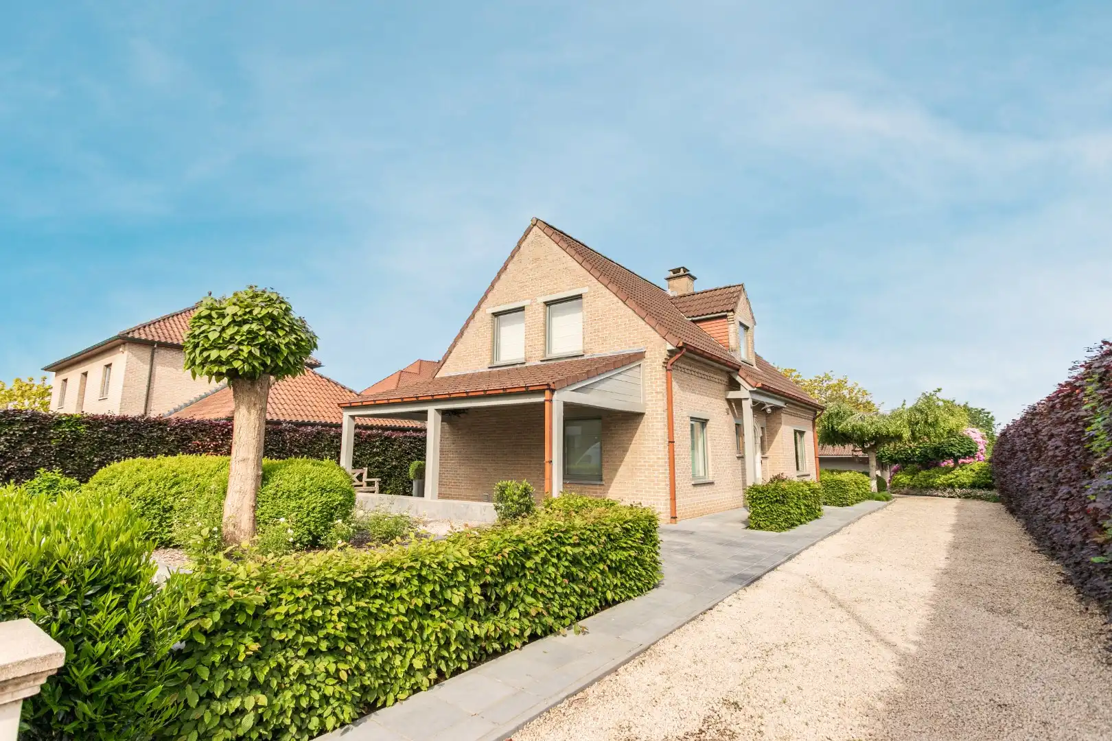 Instapklare villa met 3 slaapkamers, bureau, dubbele garage en verzorgde buitenruimte in Halle foto {{pictureIndex}}