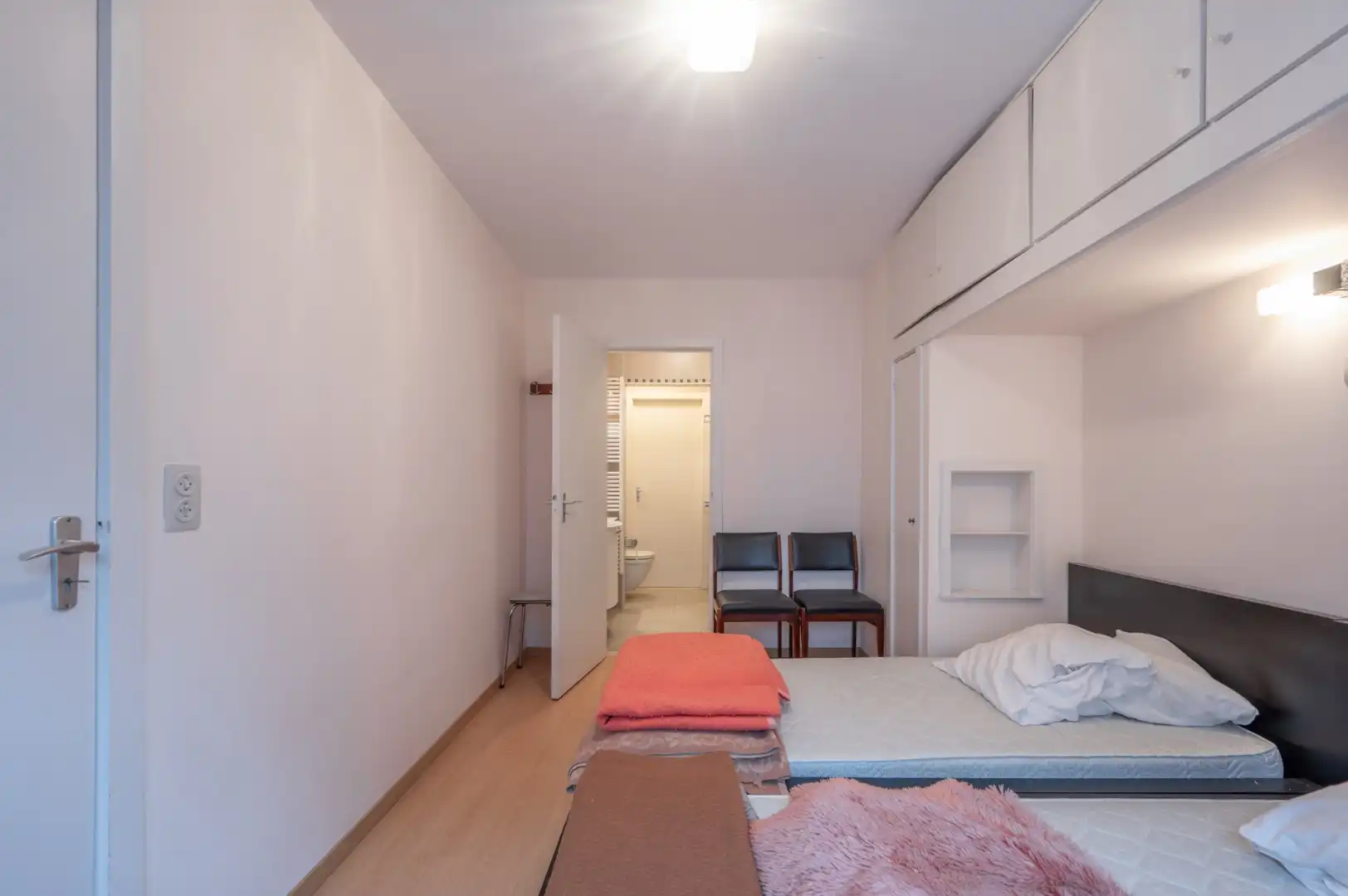 Op te frissen appartement gelegen in residentie op hoek Ieperstraat-Kustlaan, op 50 m van de Zeedijk en nabij het Driehoeksplein. foto 8