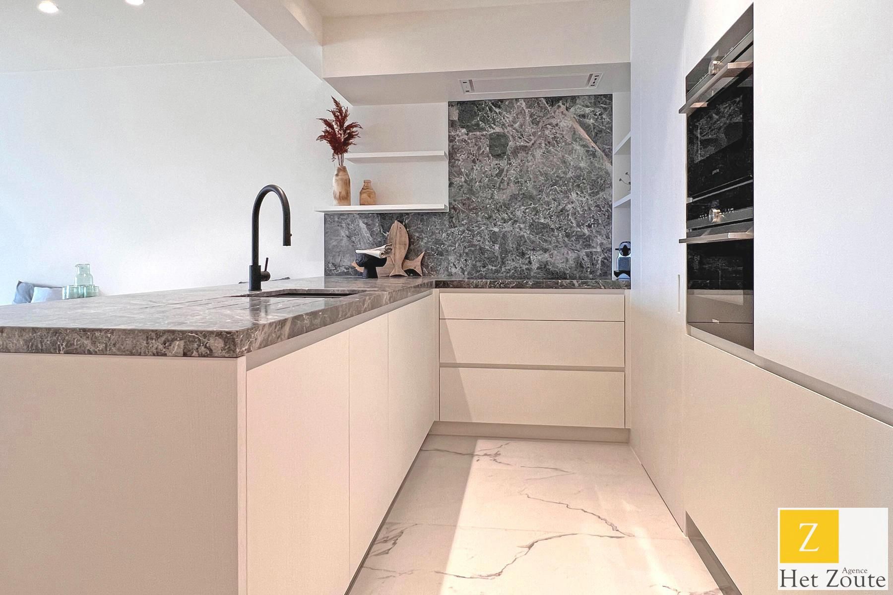 Uitstekend gerenoveerd appartement met frontaal zeezicht foto 4