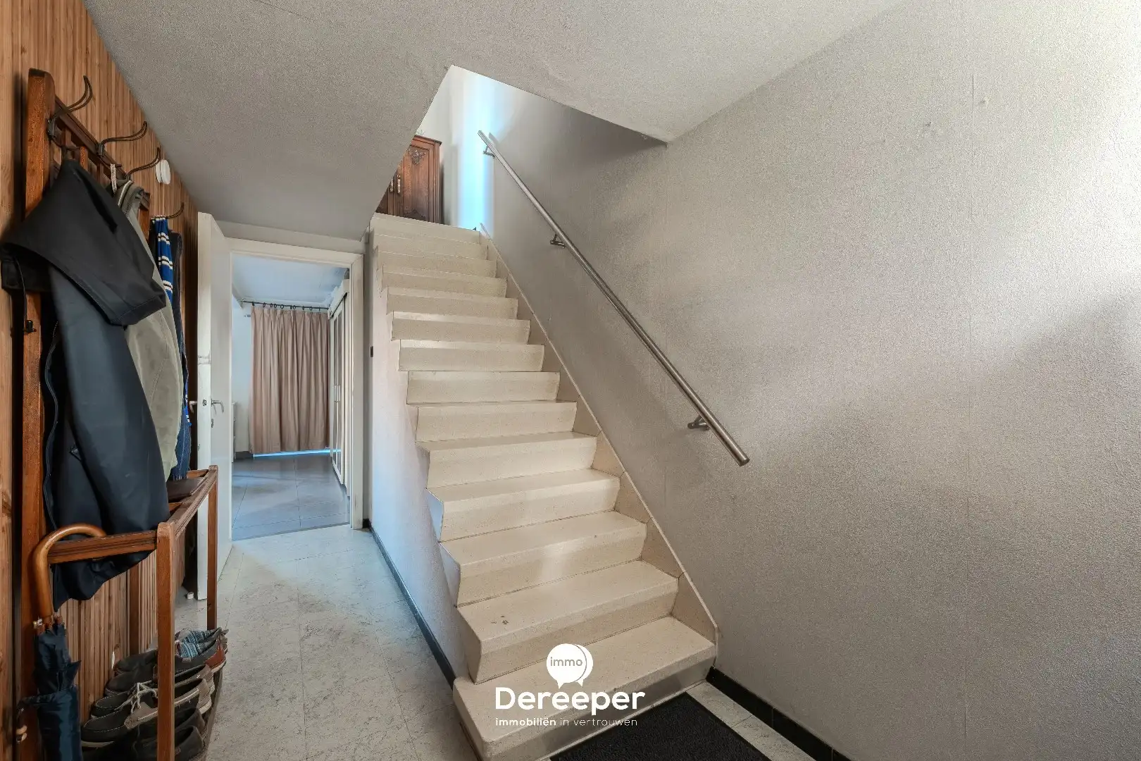 Op te frissen halfopen bel-etagewoning met tuin, garage en 4 slaapkamers foto 2