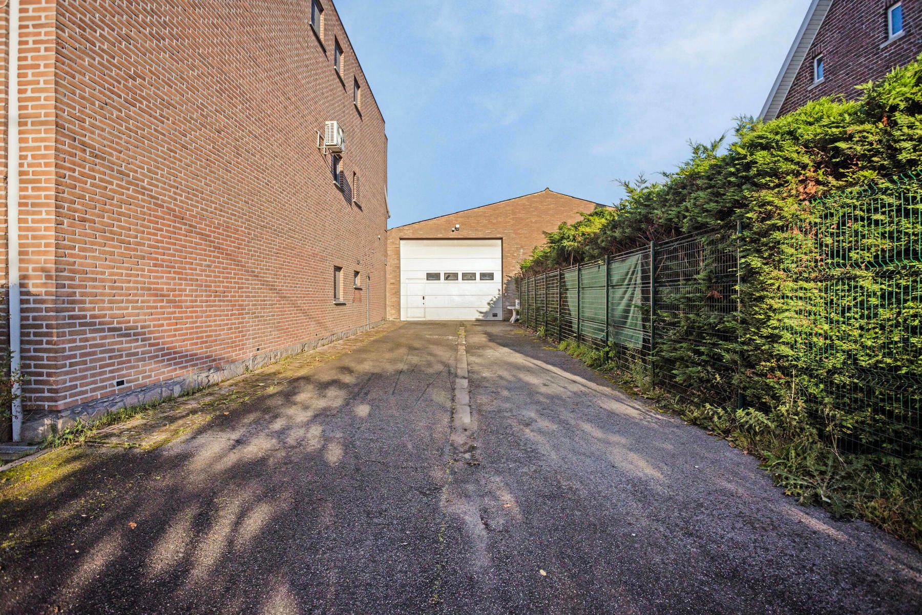 Garage/werkplaats/magazijn met aparte kantoren! foto 11