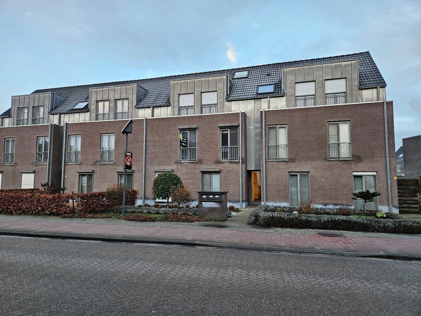 Appartement met 2 slpks, terras en autostaanplaats, centraal gelegen in OLV-Olen ! foto {{pictureIndex}}