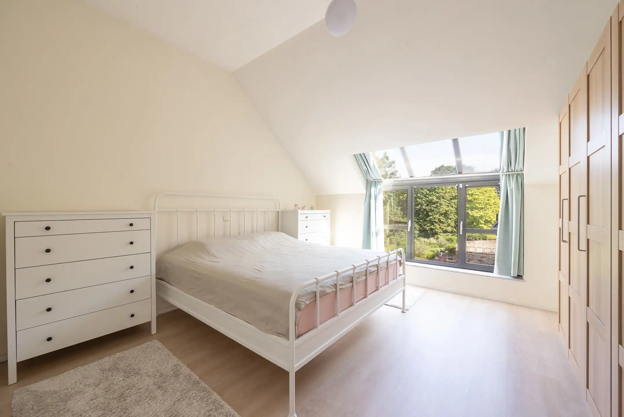 Lichtrijk en ruim appartement  120 m2 met zicht op groen foto 13