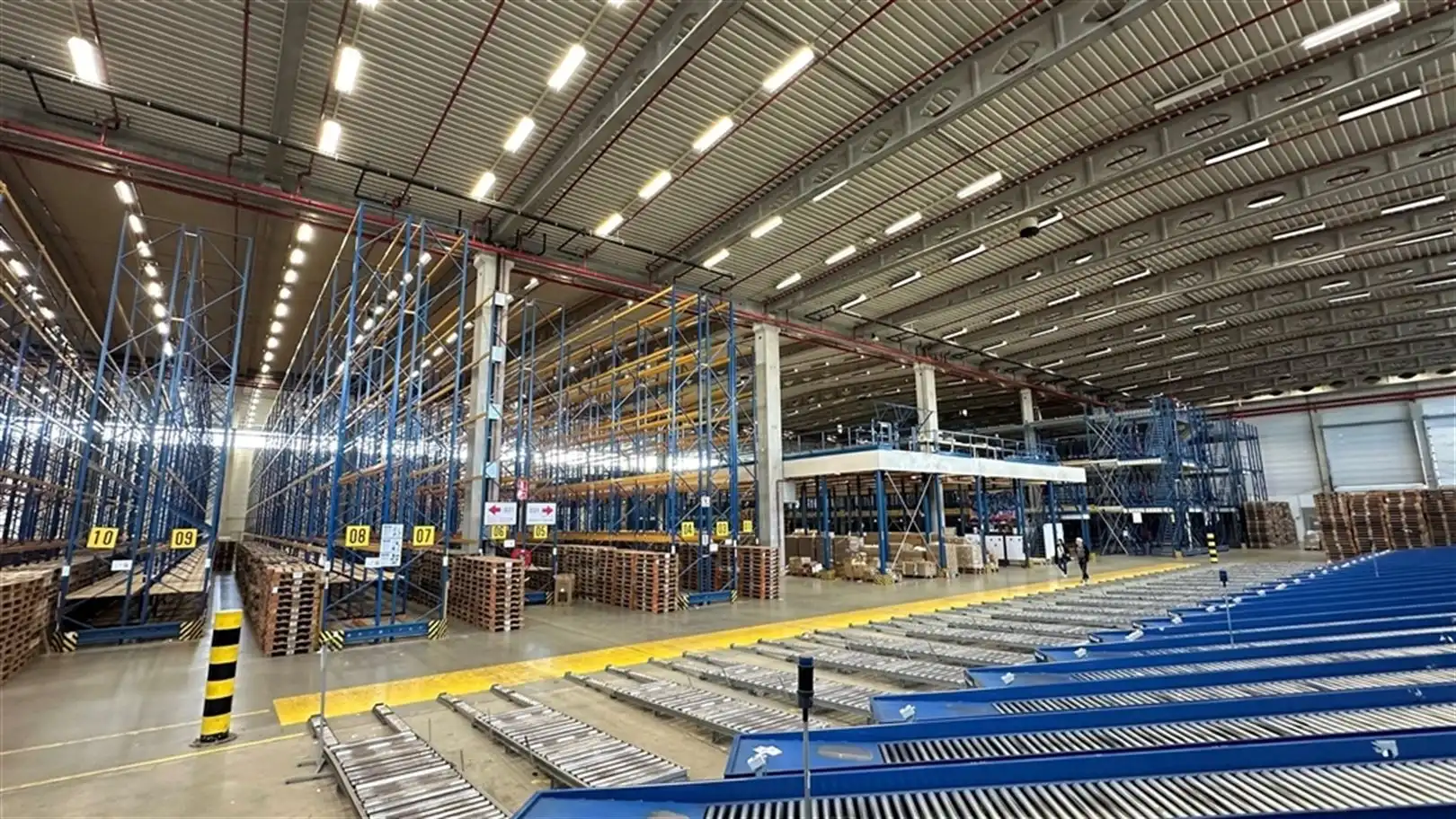 Te Huur Logistiek Magazijnmet kantoren te Beringen foto 8