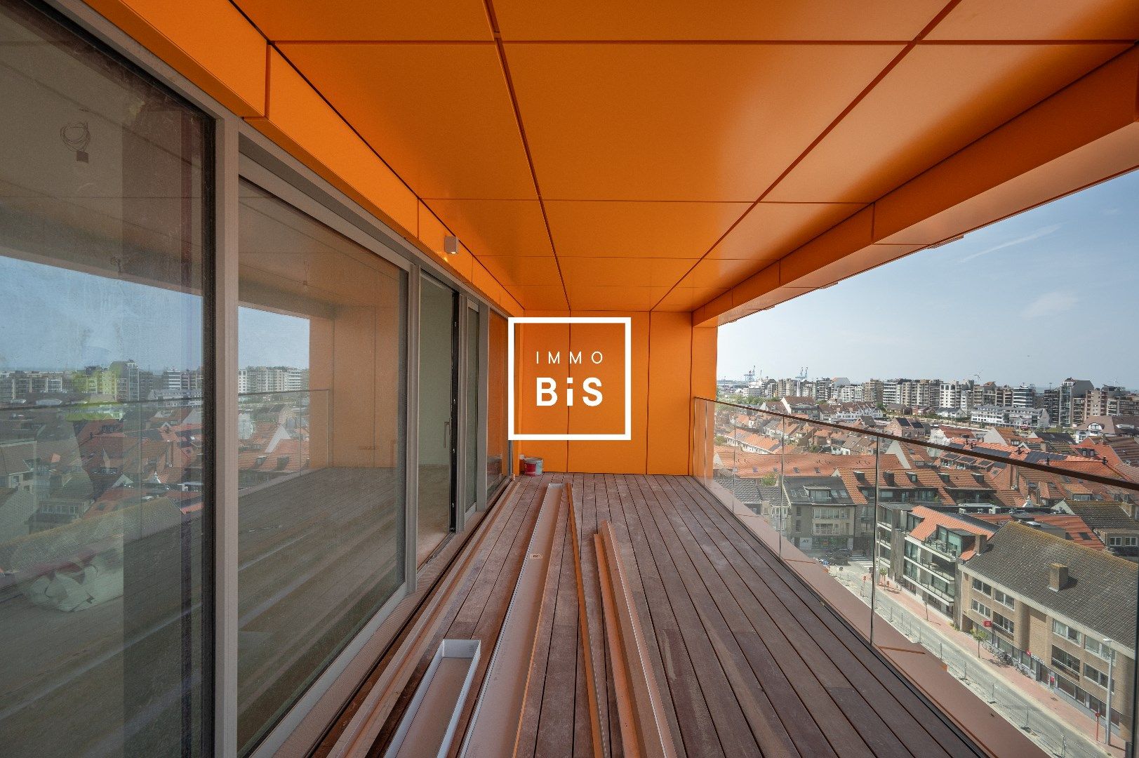 HOOST is een iconische toren met een expressief gevelontwerp op enkele honderden meters van de zee foto 11