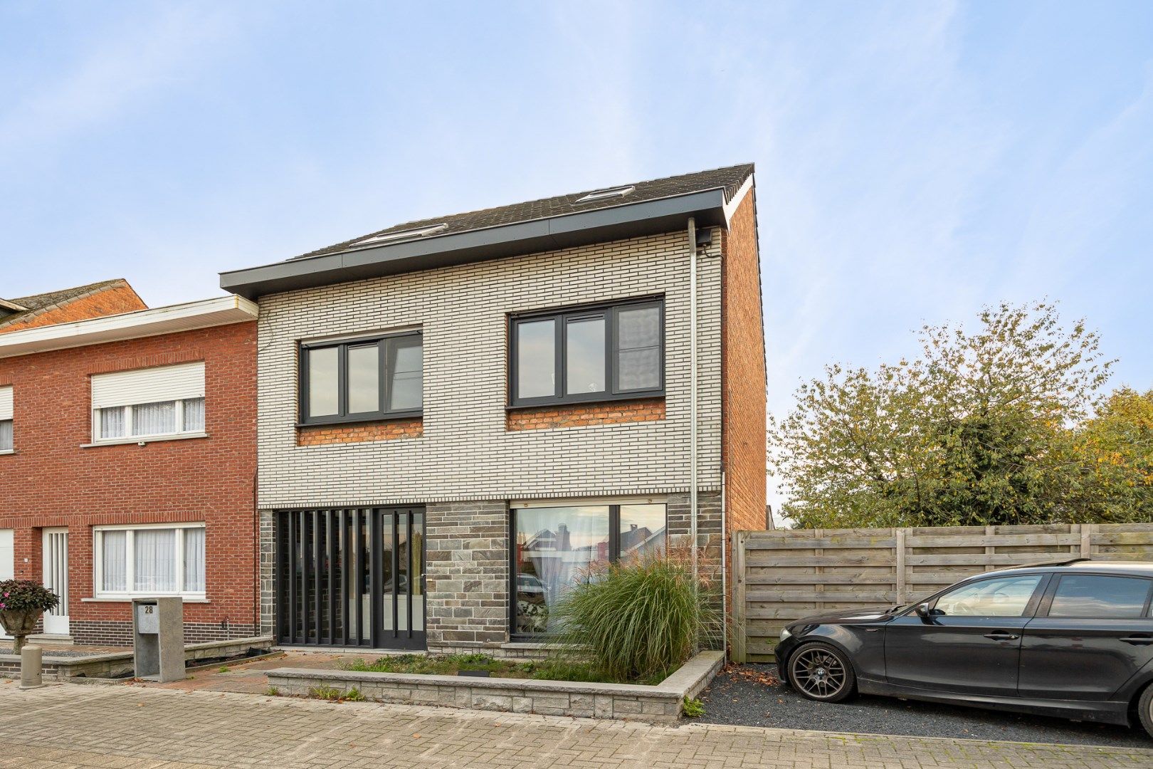 Ruime woning met 5 slaapkamers en tuin foto {{pictureIndex}}