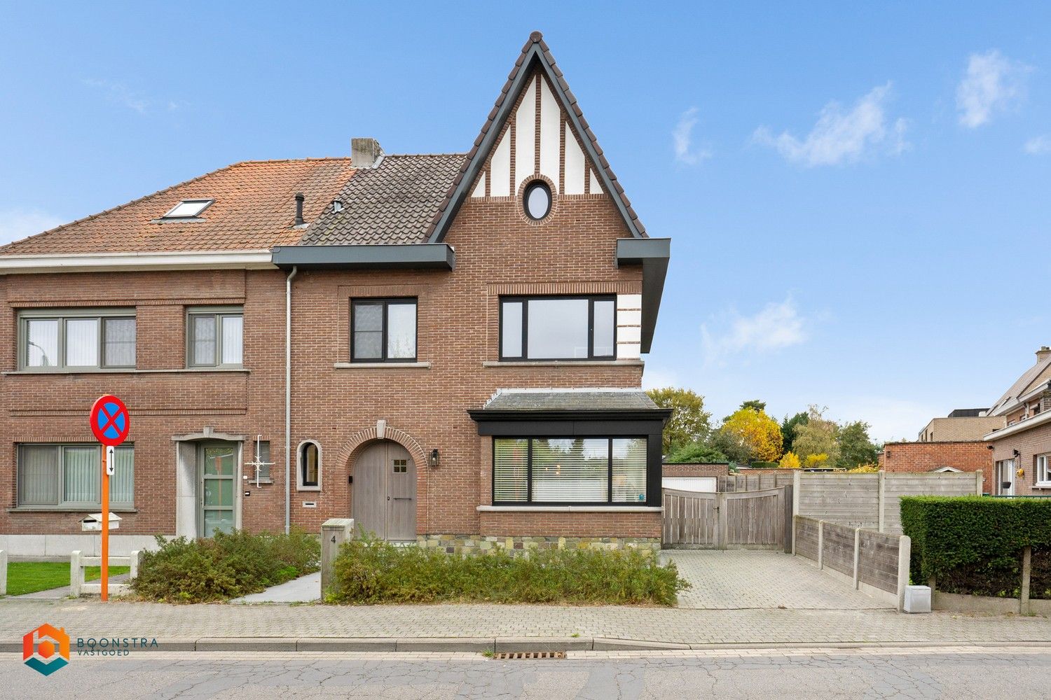 Gerenoveerde woning met 4 slpkrs te Mechelen foto {{pictureIndex}}