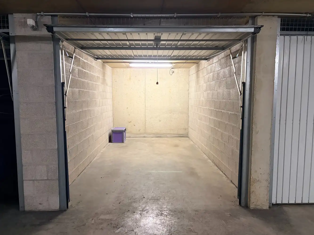 Afgesloten, ruime garagebox in residentie Cartijnenveld te Leuven foto 4