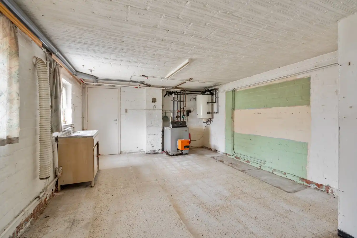 Te renoveren woning met loodsen op rustige locatie! foto 11