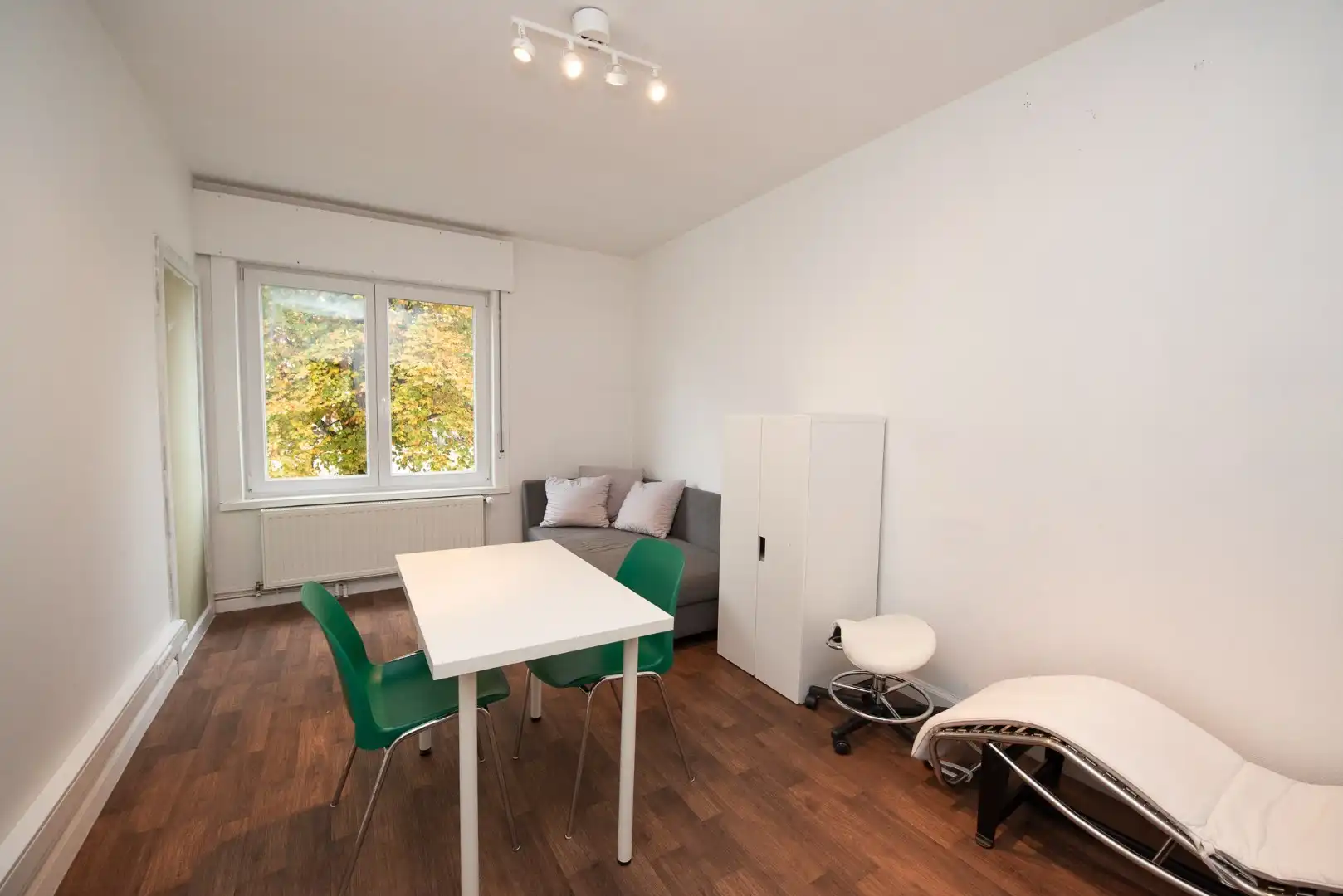Ruime  en goed onderhouden woning met 3 slaapkamers op centrale ligging te Deerlijk. foto 13