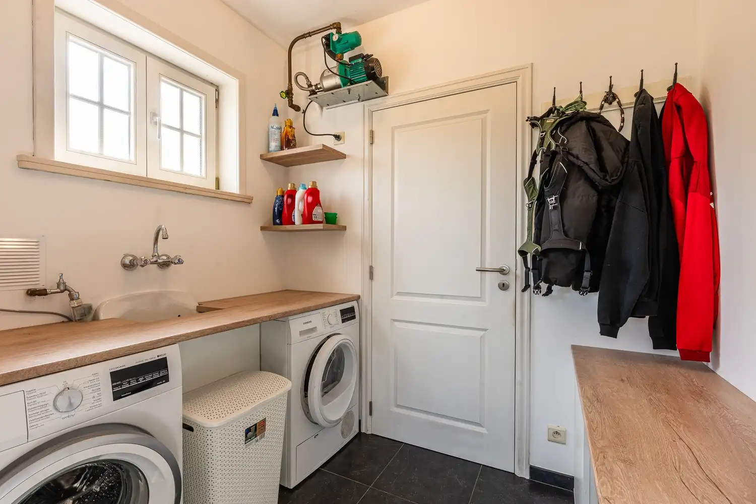 Halfopen woning met garage en ruime tuin foto 14