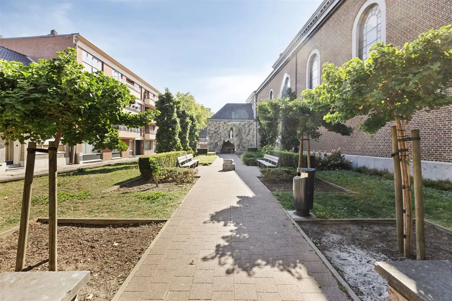 Instapklaar, gerenoveerd appartement met 3 slaapkamers, 2 terrassen en ruime garagebox gelegen op een toplocatie in het centrum van Maaseik, nabij de markt & met zicht op het Kerkplein. foto 24