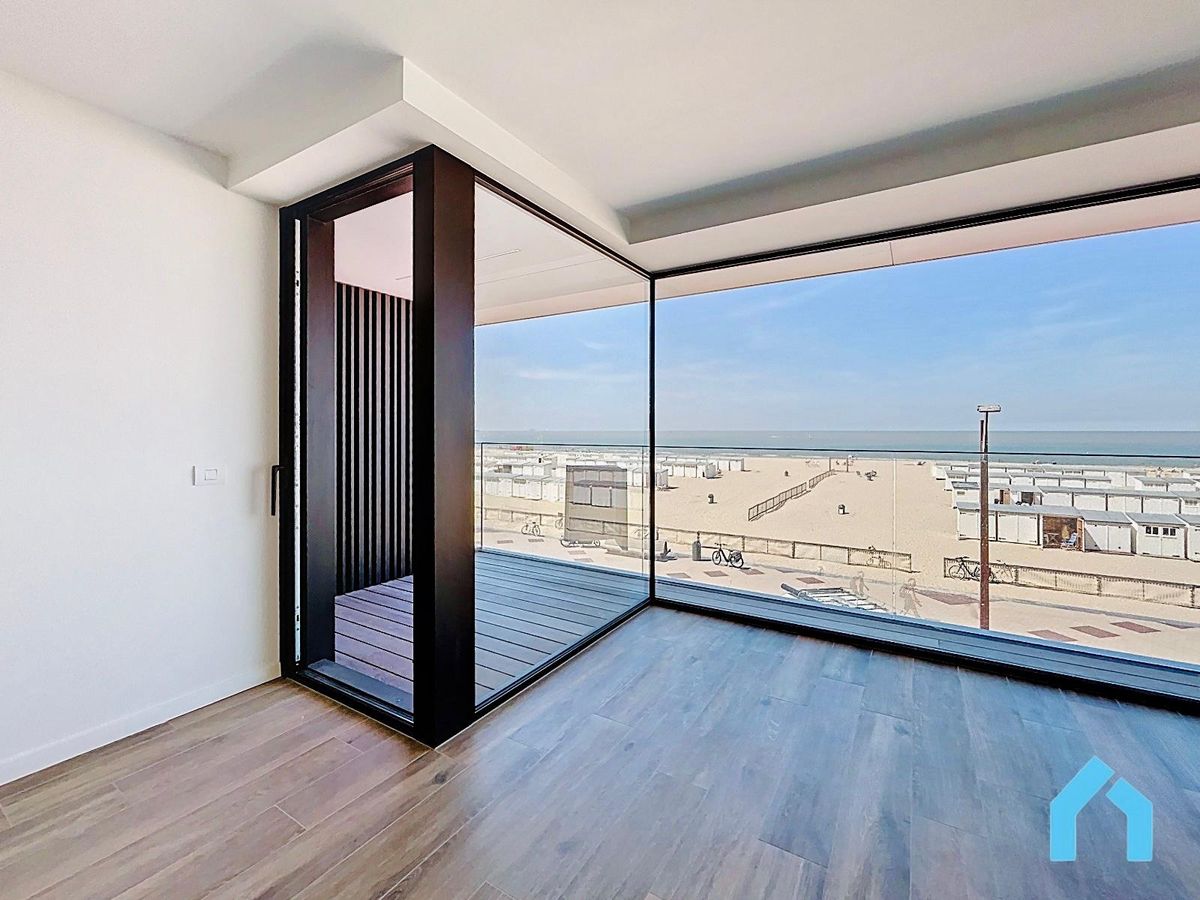 High-end nieuwbouwappartement op de tweede verdieping met adembenemend zeezicht te koop foto {{pictureIndex}}
