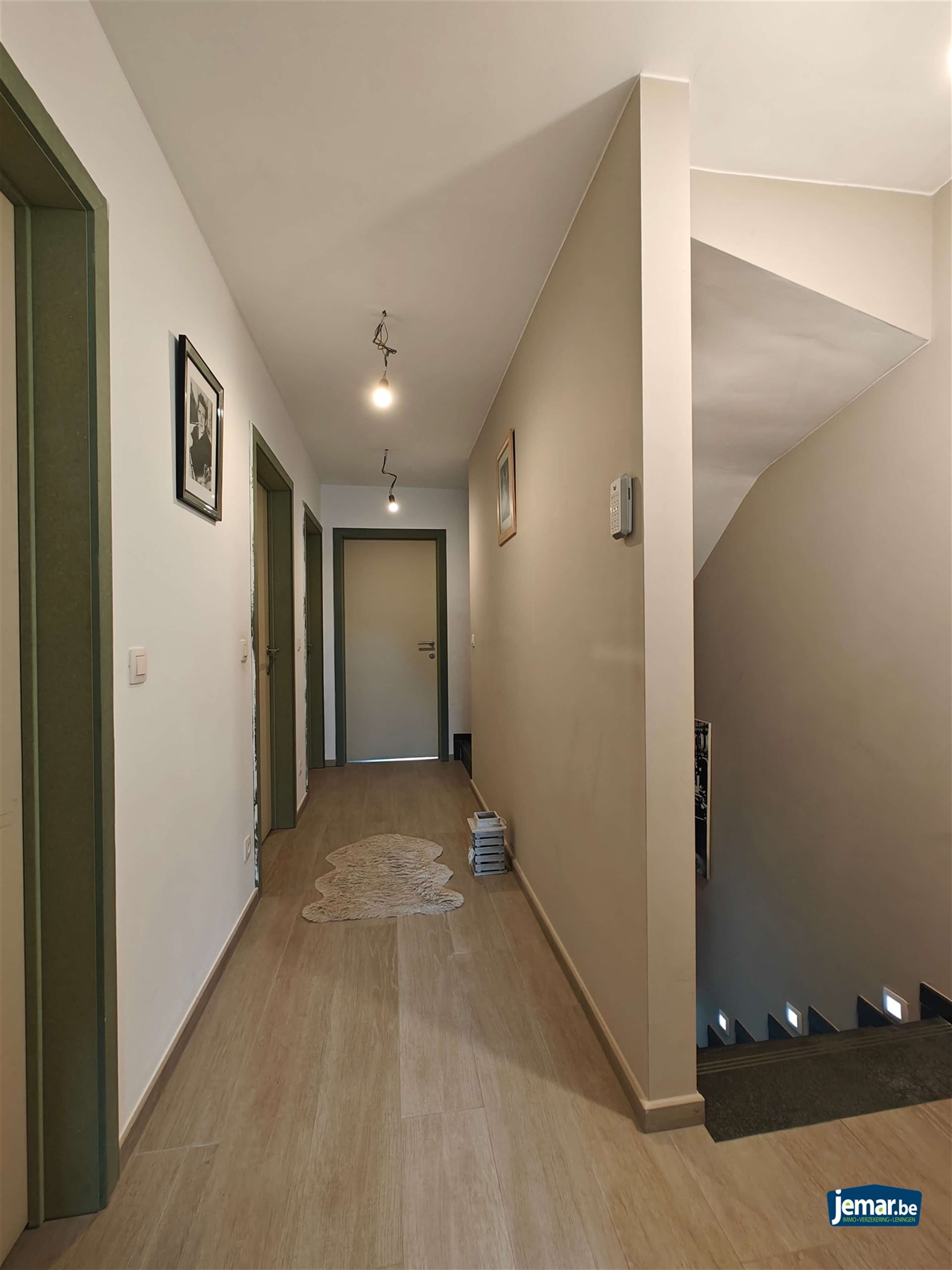 Woning met 5 slaapkamers, 2 badkamers en een grote garage foto 12