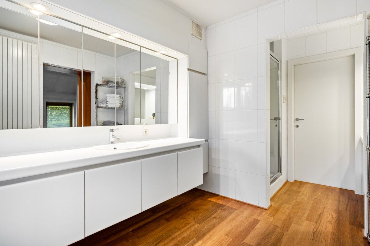 Verrassend ruime woning op 1289 m² gelegen aan een bosrand met mogelijkheid tot 4 slaapkamers foto 16