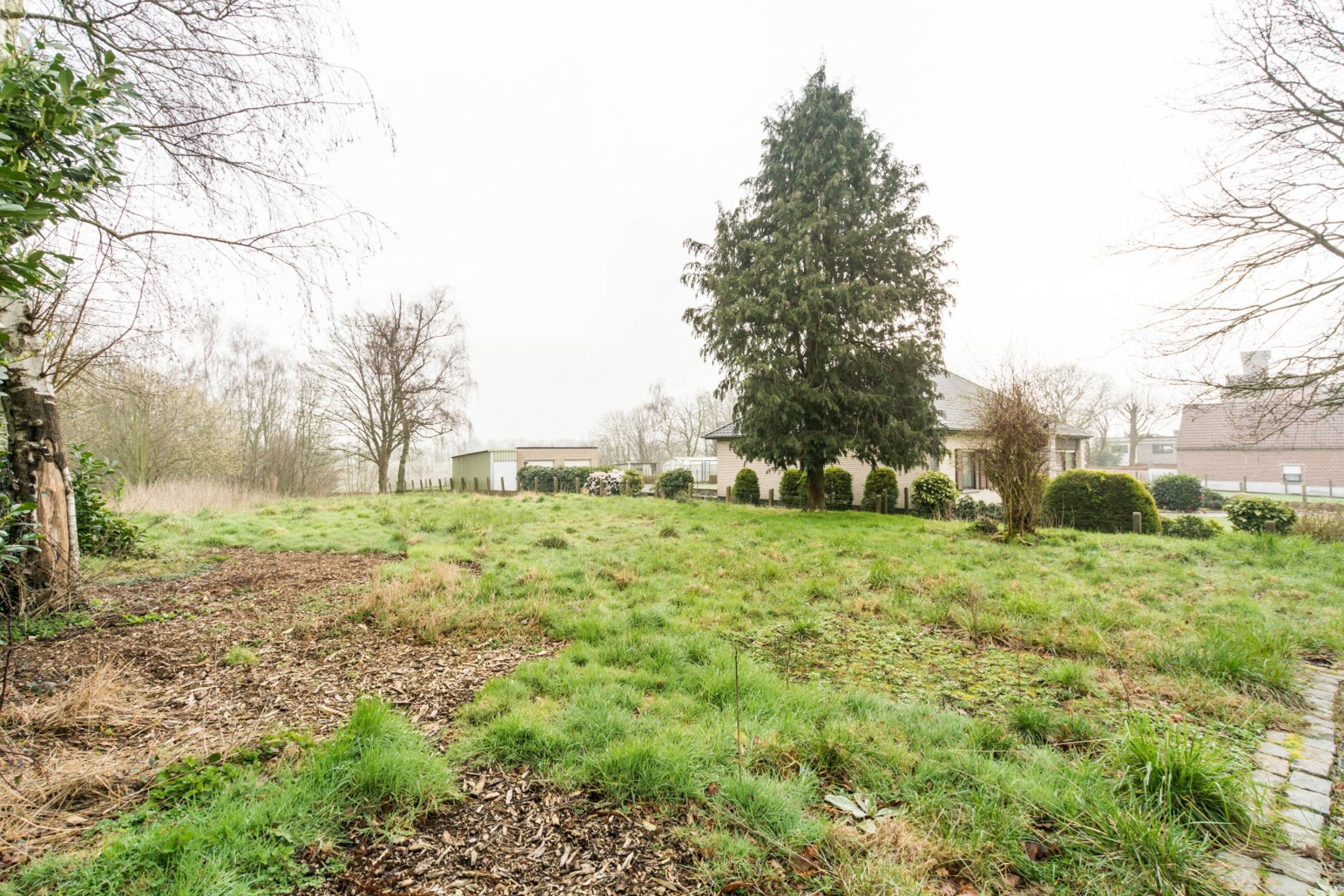 Vrijstaande woning met garage, tuin en achterliggende weide foto 4