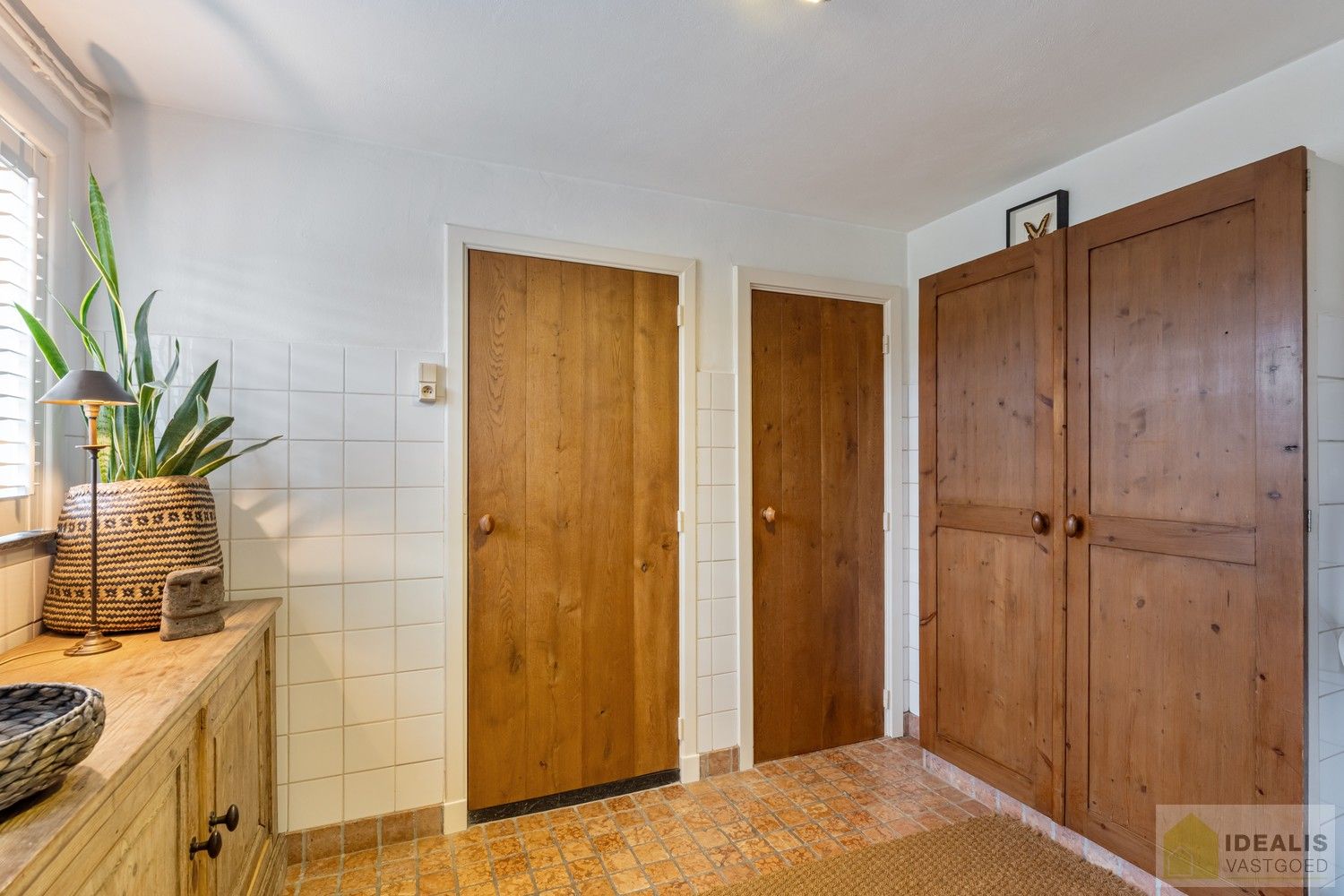 IDEALIS VASTGOED – Prachtige, stijlvolle woning met een aangename 123m² als bewoonbare oppervlakte. De woning omvat een lichtrijke ruime woonkamer voorzien van een pellet kachel en met een prachtige parketvloer dewelke overgaat in de keuken en 3 slaapkamers op een ruim en prachtig aangelegd perceel van 7a 42ca. Dit alles gelegen in een heerlijk rustige straat, op enkele minuten zowel van de centra van Pelt als Achel, doch ook op een steenworp van de Nederlandse grens, dichtbij Valkenswaard en Eindhoven. foto 19