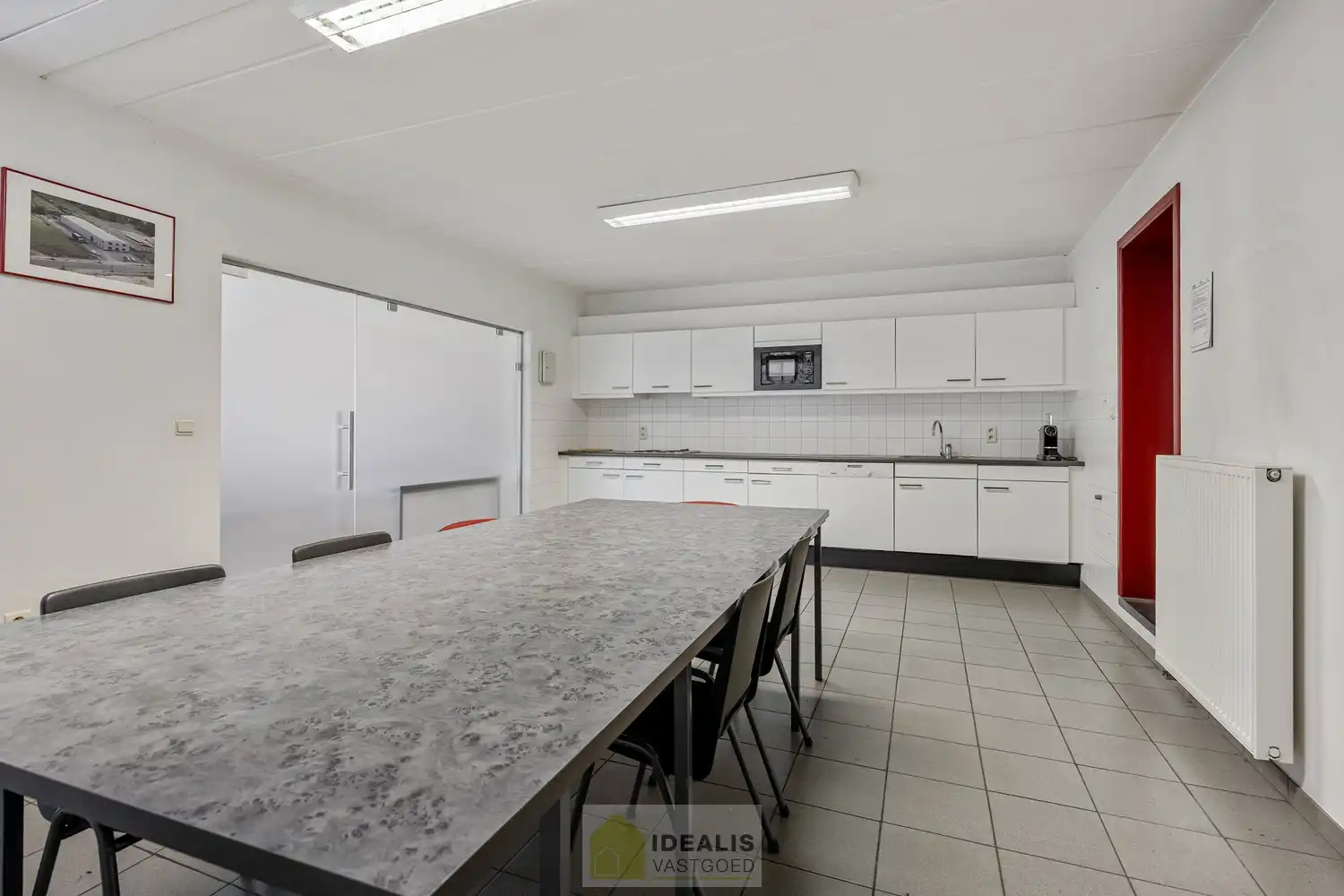 IDEALIS VASTGOED – Industrieel bedrijfsgebouw van maar liefst +-5000m² bruikbare oppervlakte, bestaande uit bedrijfshallen, kantoor- en vergaderruimtes en een appartement met een centrale ligging op industrieterrein Genk Zuid op een perceel van 10.326m² (1,03 hectare). foto 21