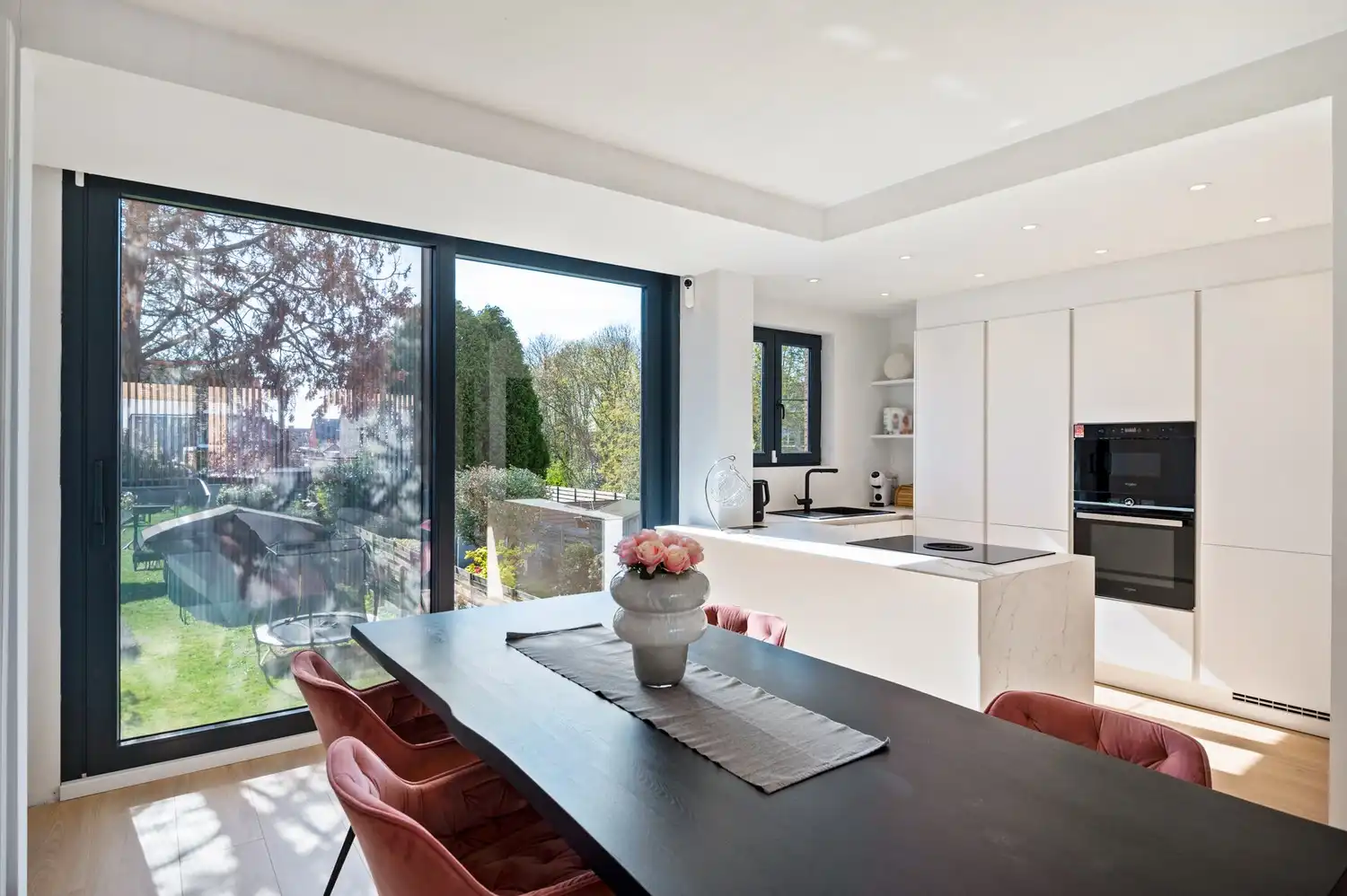 Recent gerenoveerde woning met 3 slaapkamers en zonnige tuin in Hoevenen foto 7