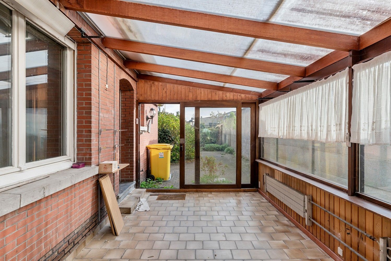 Halfopen bebouwing met garage in doodlopende straat foto 14